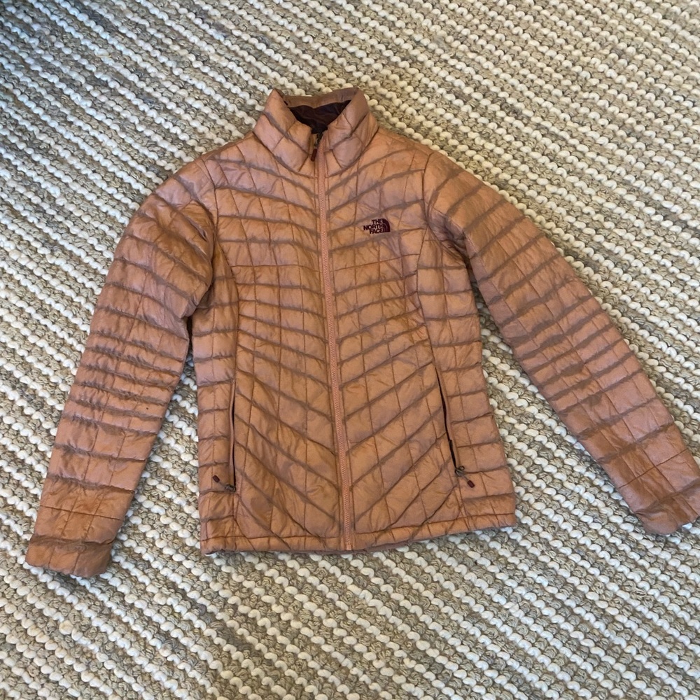 Great condition NORTH FACE rose gold puffer coat.